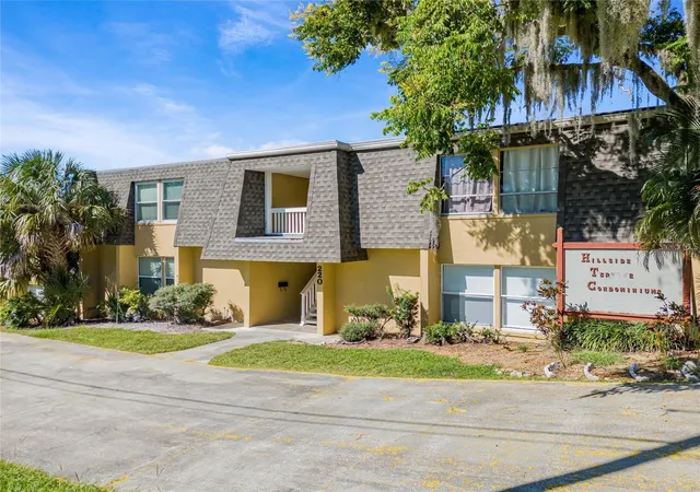 Photo 3 of Condo for sale at 220 E Desoto St #4, Clermont, FL 34711 | MLS# O6348764 | Listing updated on 2025-10-22