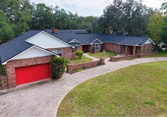 Photo 2 of Single family home for sale at 201 S Sweetwater Cove Blvd, Longwood, FL 32779 | MLS# O6349070 | Listing updated on 2026-10-21