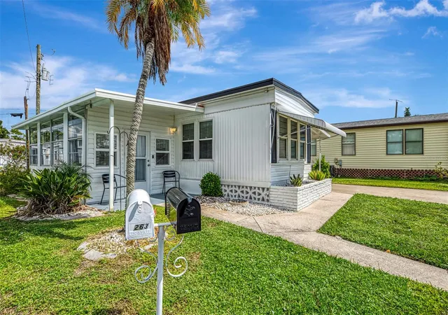 Photo 2 of Manufactured home for sale at 259 Inner Dr E, Venice, FL 34285 | MLS# A4667170 | Listing updated on 2026-10-07