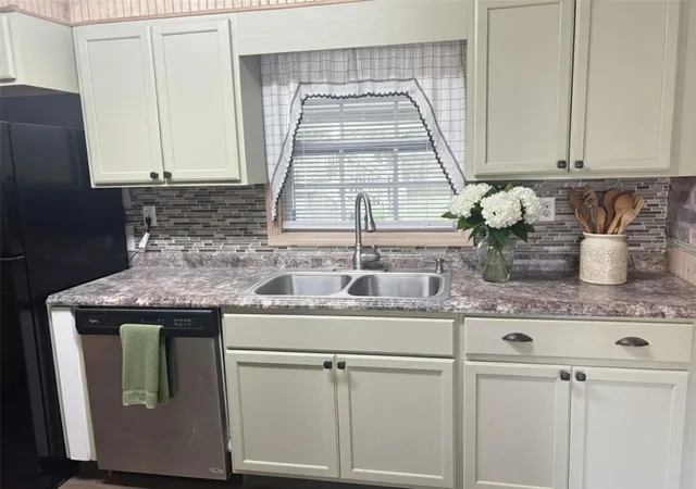 Photo 4 of Single family home for sale at 512 Green Cir, Fort Meade, FL 33841 | MLS# TB8434040 | Listing updated on 2026-10-14