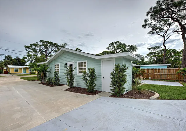 5th image of 415 Yale St, Englewood, FL 34223 | MLS# D6144101