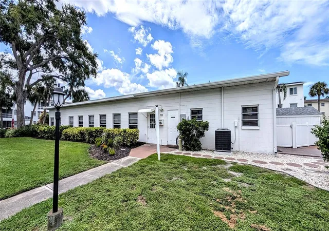 2nd image of 2303 Sunset Dr, BRADENTON, FL 34207