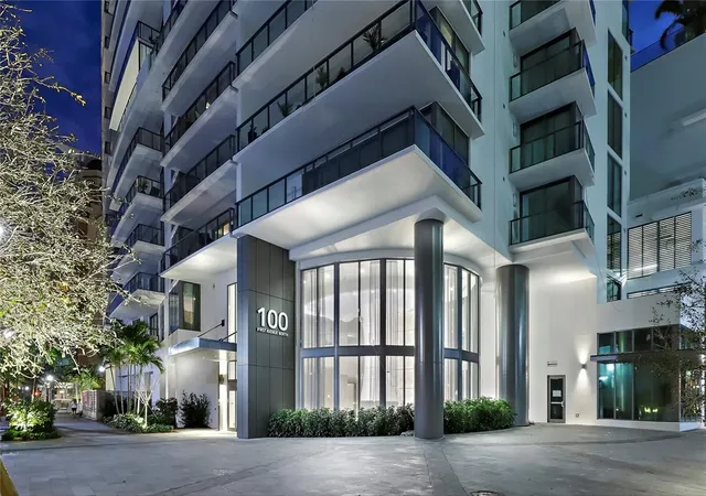 Photo 1 of Condo for sale at 100 1St Ave N #3307, Saint Petersburg, FL 33701 | MLS# TB8435316 | Listing updated on 2026-08-10