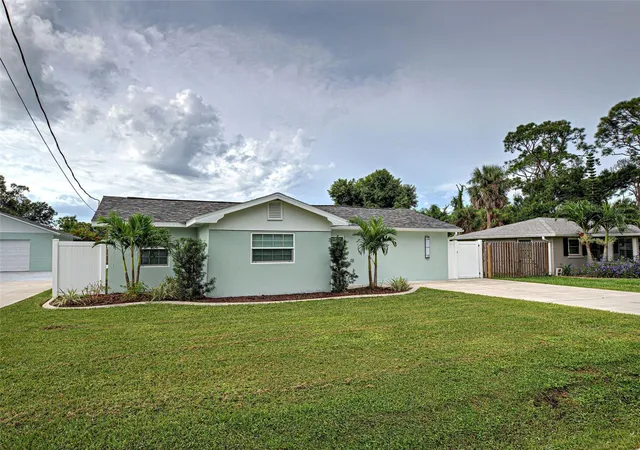 2nd image of 425 Yale St, Englewood, FL 34223 | MLS# D6144141