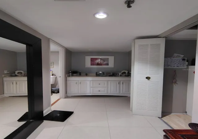 Listing Photo 2 - Condo for sale in building located at 661 Ne 195Th St, Miami, FL 33179 - Unit #402