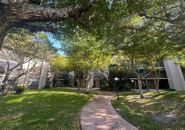 2nd image of 661 Ne 195Th St #402, Miami, FL 33179 | MLS# S5136151