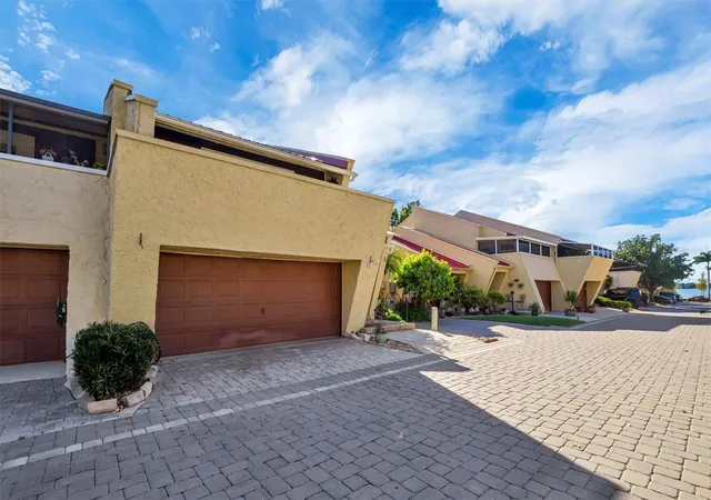 Photo 3 of Single family home for sale at 21 Casarena Ct, Winter Haven, FL 33881 | MLS# L4956453 | Listing updated on 2026-04-13