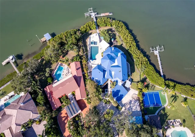 3rd image of 2268 Kings Point Dr, Largo, FL 33774 | MLS# TB8436315