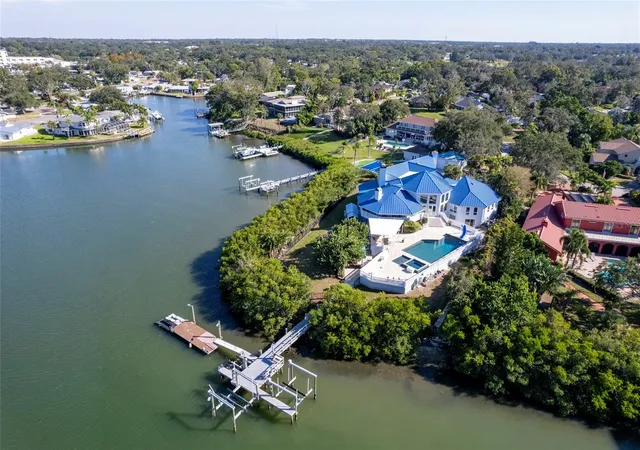 4th image of 2268 Kings Point Dr, Largo, FL 33774 | MLS# TB8436315