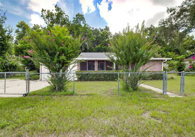 Photo 3 of Single family home for sale at 614 Powell St, Wildwood, FL 34785 | MLS# W7879849 | Listing updated on 2026-05-01