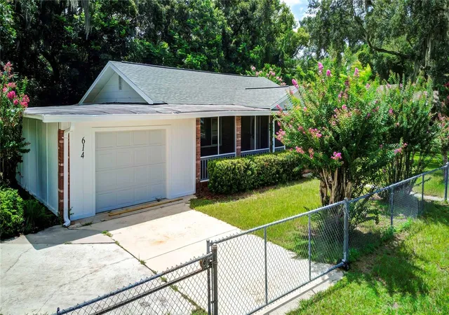 Photo 3 of Single family home for sale at 614 Powell St, Wildwood, FL 34785 | MLS# W7879849 | Listing updated on 2026-05-01