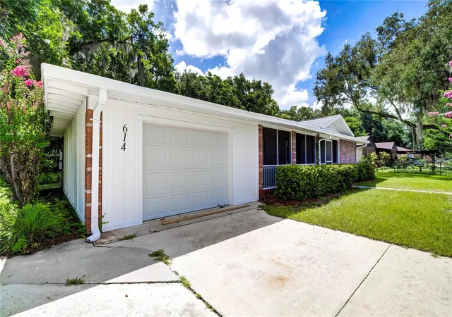 Photo 4 of Single family home for sale at 614 Powell St, Wildwood, FL 34785 | MLS# W7879849 | Listing updated on 2026-05-01