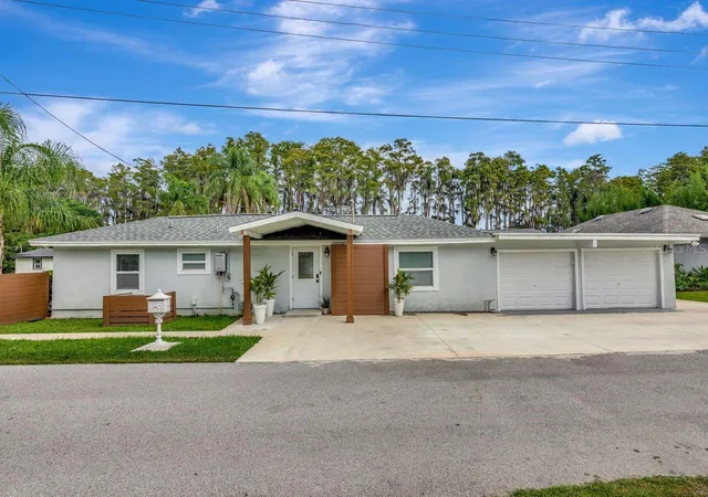 Photo 1 of Single family home for sale at 19207 Crooked Ln, Lutz, FL 33548 | MLS# TB8438183 | Listing updated on 2026-09-22