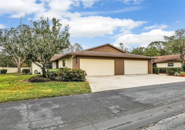 Photo 1 of Single family home for sale at 623 Oak Hill Cir #28, Sarasota, FL 34232 | MLS# C7516464 | Listing updated on 2026-08-31