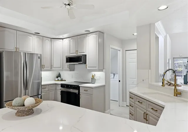 Listing Photo 4 - Condo for sale in building located at 1703 Starling Dr, SARASOTA, FL 34231 - Unit #1703