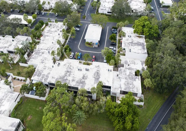 2nd image of 257 Sherwood Dr, BRADENTON, FL 34210