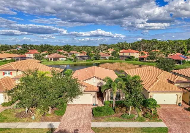 Photo 2 of Single family home for sale at 1050 Bluffwood Dr, Nokomis, FL 34275 | MLS# N6141062 | Listing updated on 2026-08-30