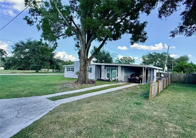 Photo 2 of Single family home for sale at 1604 Crystal Ct E, Lakeland, FL 33801 | MLS# TB8440429 | Listing updated on 2026-10-20