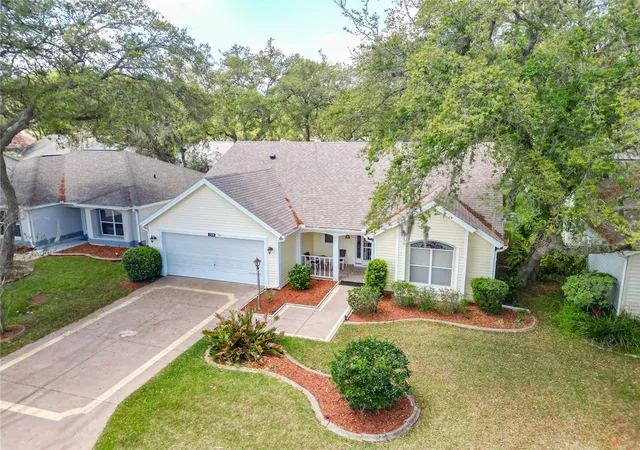 Homes for sale in Lady Lake, FL | 208 Desota Ct, Lady Lake, FL 32159 | MLS# G5103764