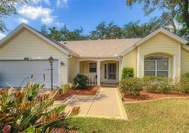 Homes for sale in Lady Lake, FL | 208 Desota Ct, Lady Lake, FL 32159 | MLS# G5103764