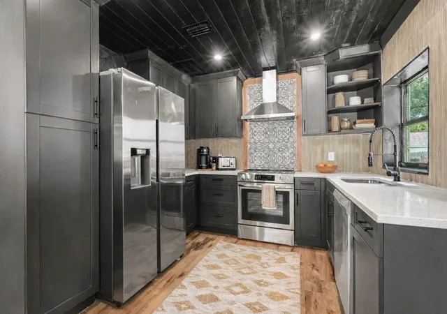 Photo 3 of Single family home for sale at 1221 E Emma St, Tampa, FL 33603 | MLS# TB8443586 | Listing updated on 2026-10-07