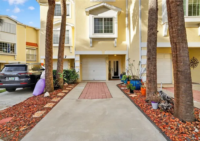 Photo 2 of Townhouse for sale at 140 Brent Cir, Oldsmar, FL 34677 | MLS# O6357016 | Listing updated on 2026-10-08