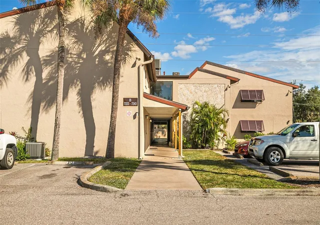 2nd image of 7223 Cloister Dr #111, Sarasota, FL 34231 | MLS# C7517166