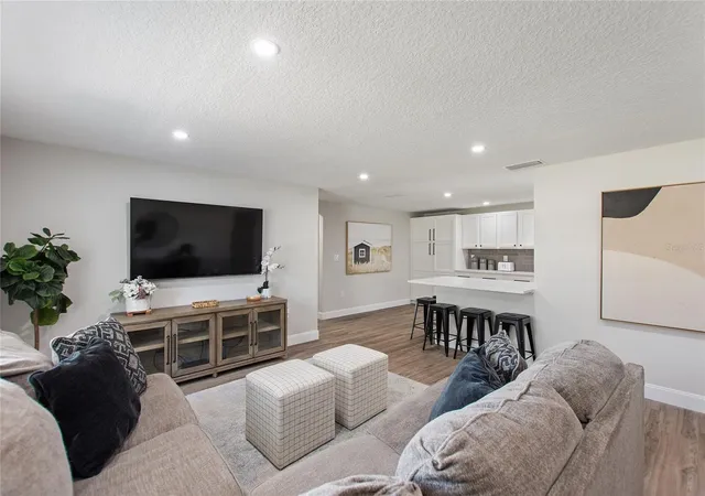 5th image of 2054 Racimo Dr, Sarasota, FL 34240 | MLS# A4670940