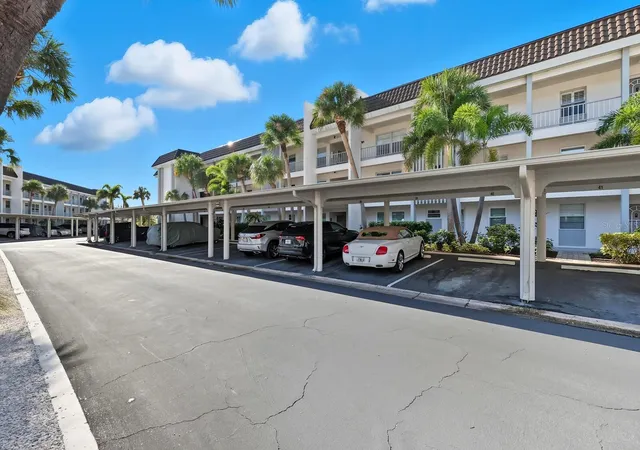 Homes for sale in Longboat Key, FL | 4380 Exeter Dr #H202, Longboat Key, FL 34228 | MLS# A4671530