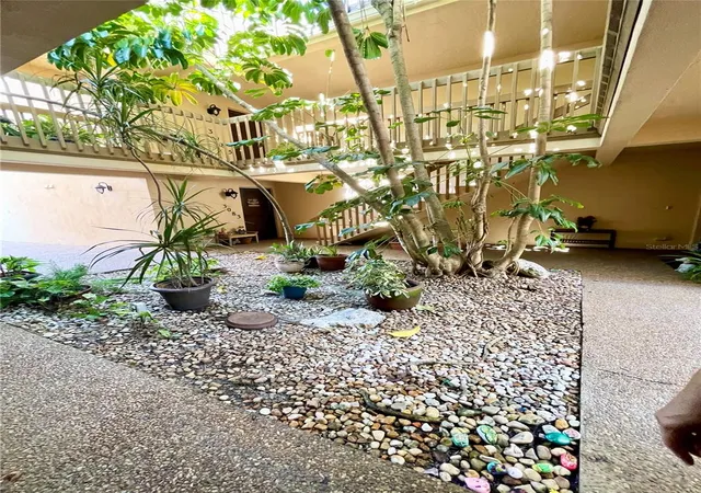 Listing Photo 4 - Condo for sale in building located at 3097 Willow Grn, Sarasota, FL 34235 - Unit #32