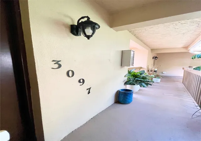 Listing Photo 5 - Condo for sale in building located at 3097 Willow Grn, Sarasota, FL 34235 - Unit #32