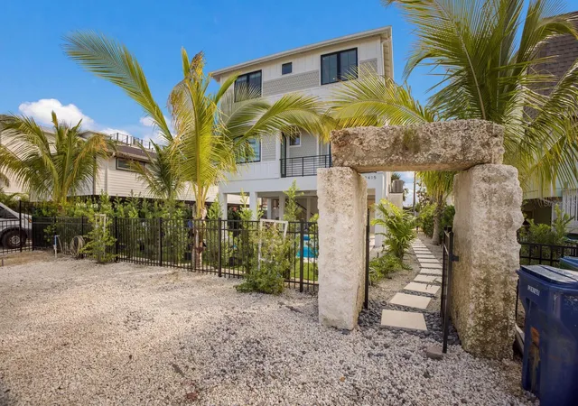 3rd image of 2415 Avenue B, Bradenton Beach, FL 34217 | MLS# A4671881