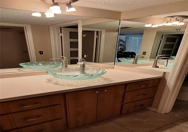 Listing Photo 4 - Condo for sale in building located at 7907 Sailboat Key Blvd S, SOUTH PASADENA, FL 33707 - Unit #205