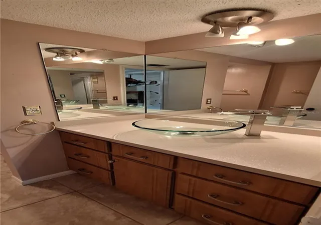 Listing Photo 5 - Condo for sale in building located at 7907 Sailboat Key Blvd S, SOUTH PASADENA, FL 33707 - Unit #205