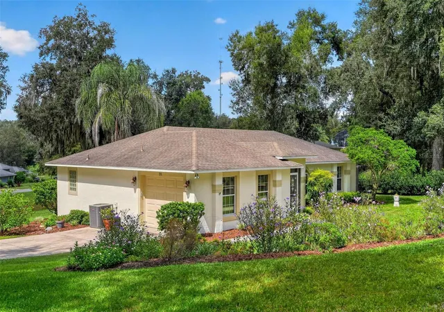 Photo 3 of Single family home for sale at 211 Hanging Moss Ln, Lady Lake, FL 32159 | MLS# G5104571 | Listing updated on 2026-10-01