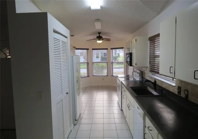 4th image of 32512 Oak Park Dr, Leesburg, FL 34748 | MLS# O6360997