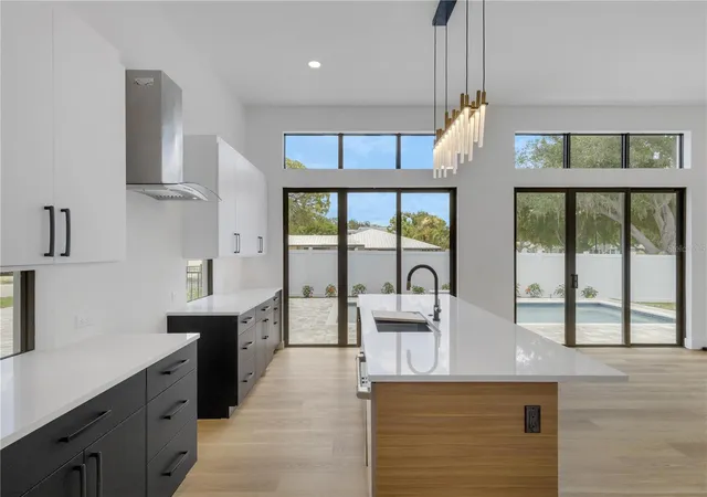 4th image of 2079 Hibiscus St, Sarasota, FL 34239 | MLS# A4672247