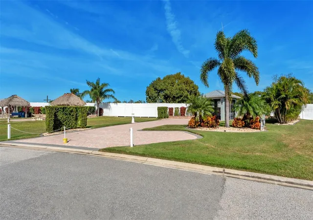 3rd image of 2947 Wood Duck Dr, Polk City, FL 33868 | MLS# L4957326