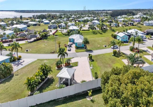 4th image of 2947 Wood Duck Dr, Polk City, FL 33868 | MLS# L4957326