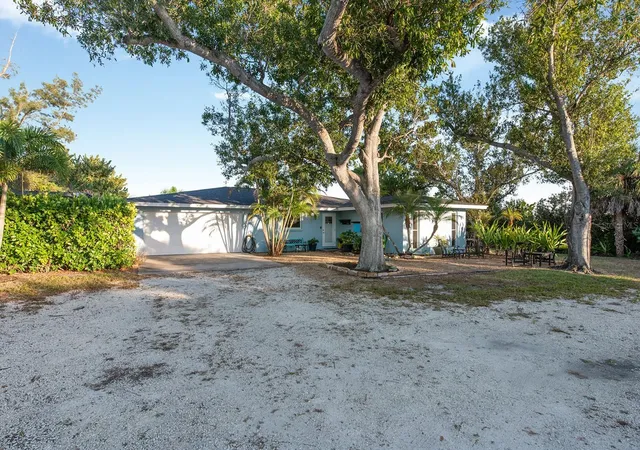 5th image of 300 E Bay Heights Ave, Englewood, FL 34223 | MLS# D6144801