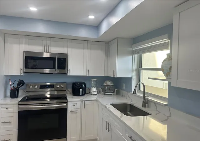 3rd image of 4725 Cove Cir #804, St Petersburg, FL 33708 | MLS# TB8449585
