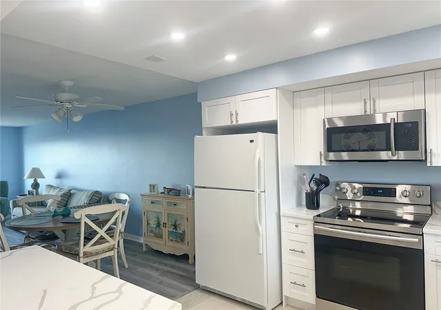 5th image of 4725 Cove Cir #804, St Petersburg, FL 33708 | MLS# TB8449585