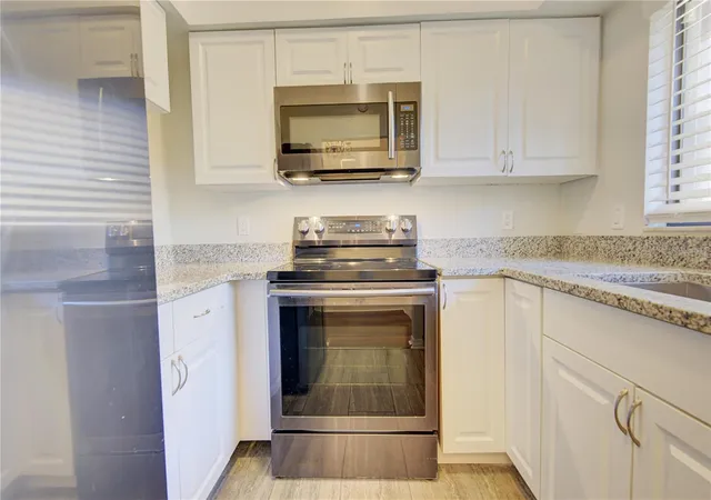 Photo 4 of Townhouse for sale at 506 Club Dr, Winter Springs, FL 32708 | MLS# O6362326 | Listing updated on 2026-09-23