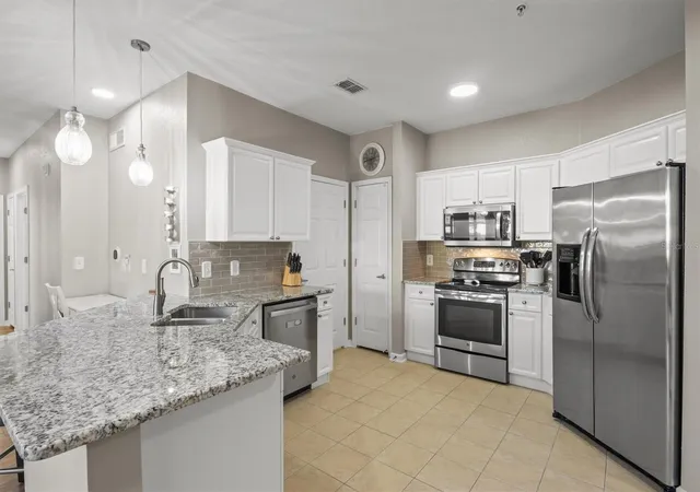 Listing Photo 5 - Condo for sale in building located at 301St Ter Ridge Cir, DAVENPORT, FL 33896 - Unit #301