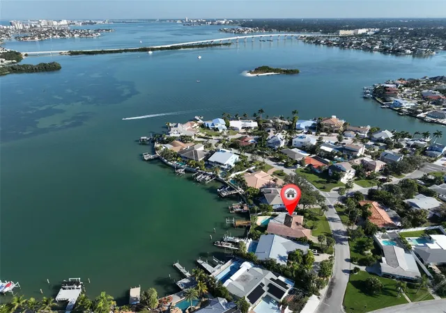 4th image of 410 Harbor Dr N, Indian Rocks Beach, FL 33785 | MLS# TB8450453