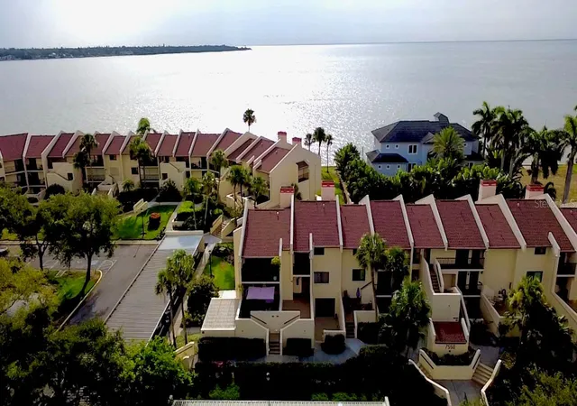 2nd image of 7550 Sunshine Skyway Ln S, St. Petersburg, FL 33711