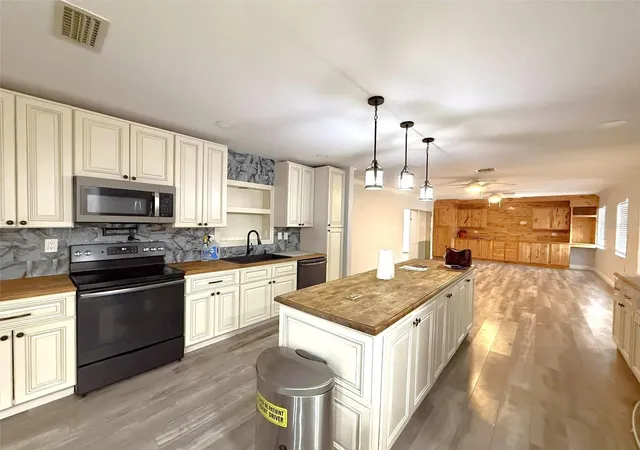 Photo 4 of Sale Pending at 22508 Bolanos Ct, Port Charlotte, FL 33952 | MLS# C7518296 | Listing updated on 2026-08-28