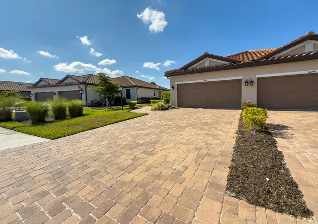 Photo 3 of Single family home for sale at 6250 Plateau Ct, Bradenton, FL 34203 | MLS# A4673488 | Listing updated on 2026-09-13