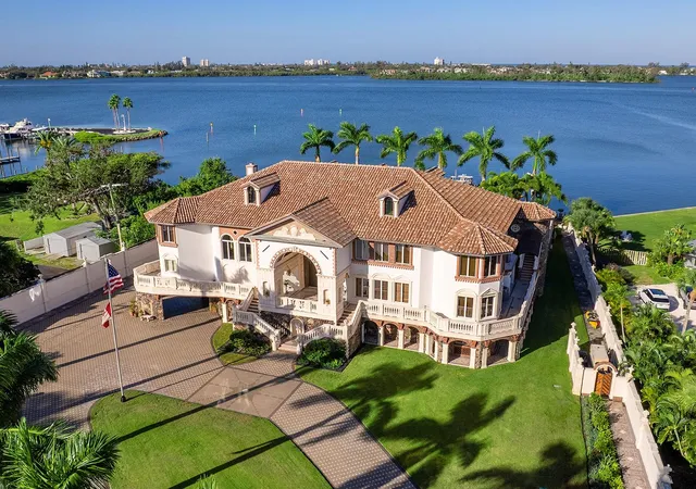 Photo 3 of Single family home for sale at 1310 S Lake Shore Dr, Sarasota, FL 34231 | MLS# A4673508 | Listing updated on 2026-09-08