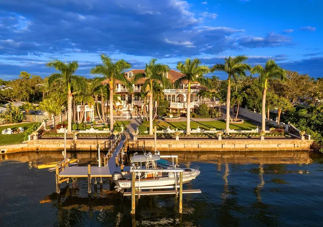 Photo 1 of Single family home for sale at 1310 S Lake Shore Dr, Sarasota, FL 34231 | MLS# A4673508 | Listing updated on 2026-09-08